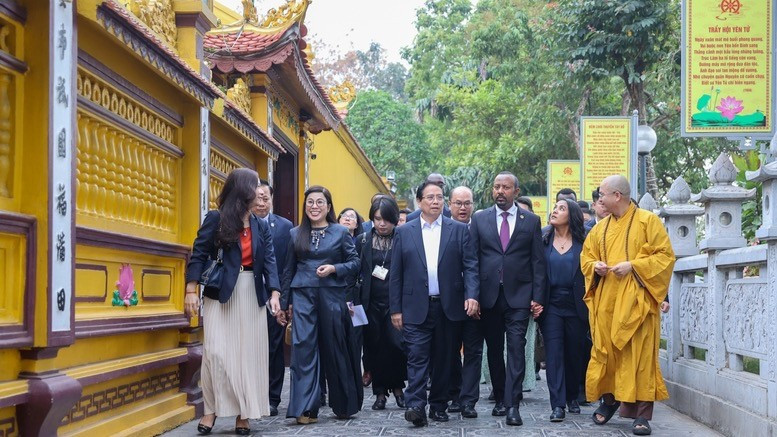 范明正总理向埃塞俄比亚总理阿比·艾哈迈德·阿里和夫人介绍镇国寺。