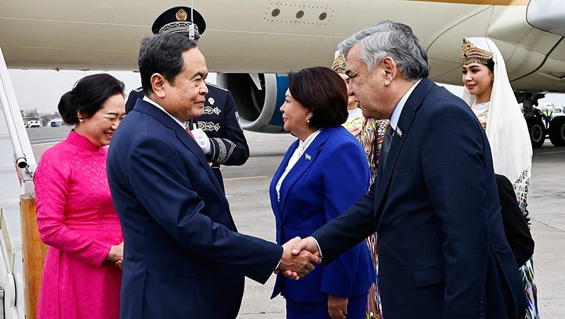 乌兹别克斯坦社会民主党主席Makhmudova Robakhon Anvarovna前来机场迎接越南国会主席陈青敏一行。（图片来源：越通社）