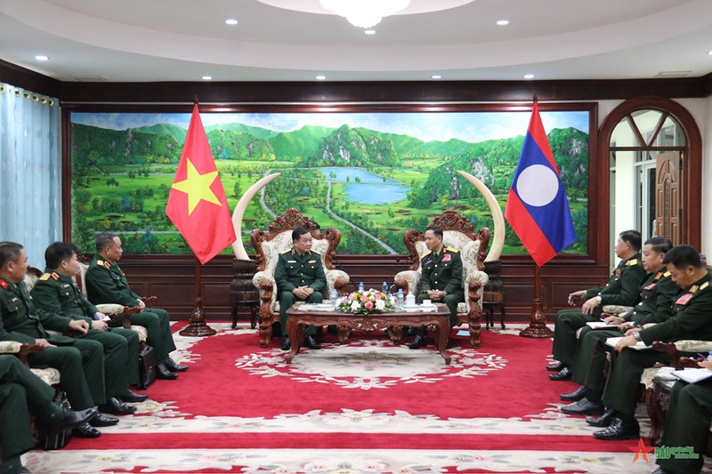 老挝国防部长坎良·奥萨宋上将会见越南国防部副部长黄春战上将。（图片来源：人民军队报）