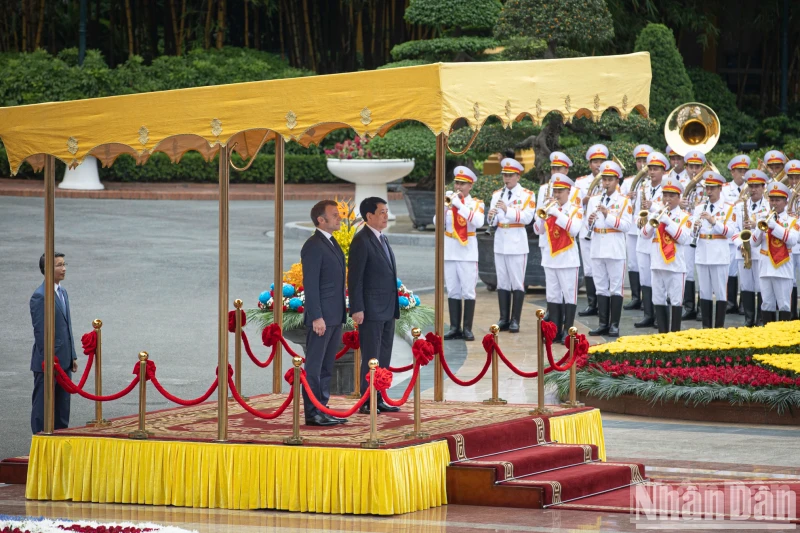 国家主席梁强与法国总统埃马纽埃尔·马克龙登上检阅台，军乐队奏越法两国国歌。