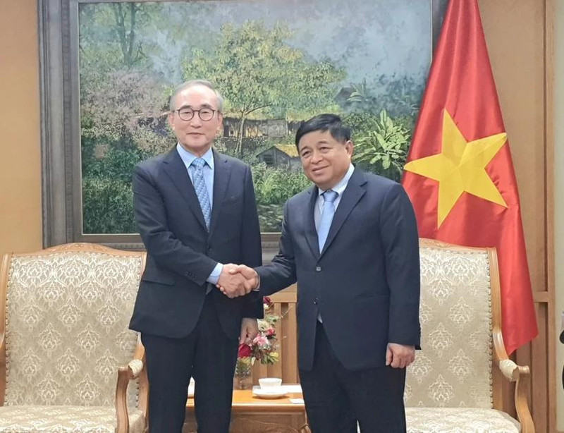 越南政府副总理阮志勇会见韩国电信公司总裁金永燮。（图片来源：越通社）