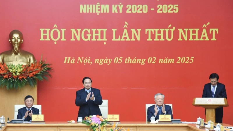 越南政府总理范明正主持政府党委委员会第一次会议。