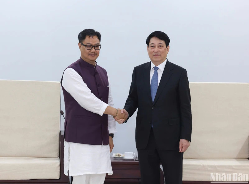 越南国家主席梁强会见印度议会事务与少数民族事务部长基伦·里吉朱。