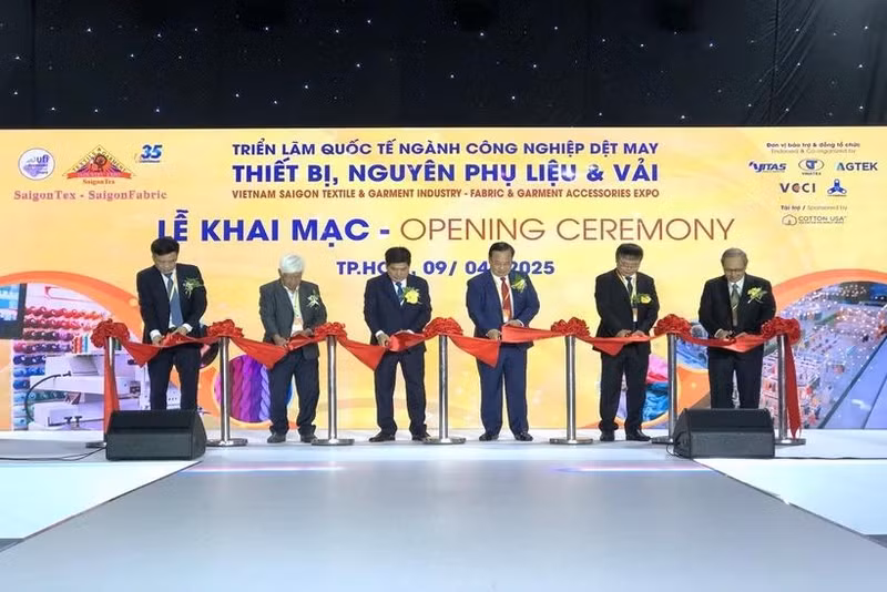 2025年胡志明市国际纺织面辅料及机械展览会开幕剪彩仪式。（图片来源：越通社）