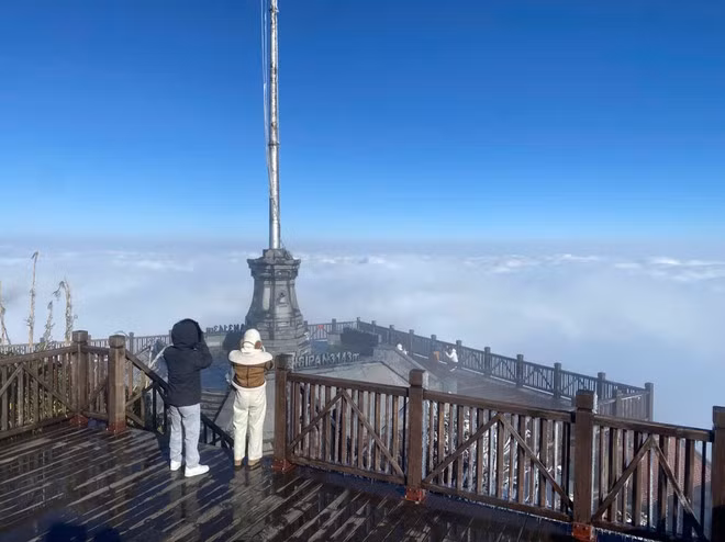 在云海中的番西邦峰顶。（图片来源：Sun Group）