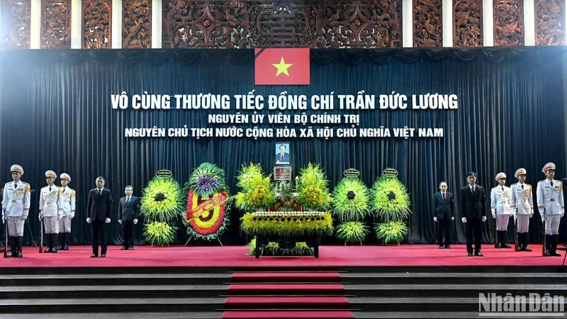 原越南国家主席陈德良追悼会按国葬规格在陈圣宗街5号国家殡仪馆举行。