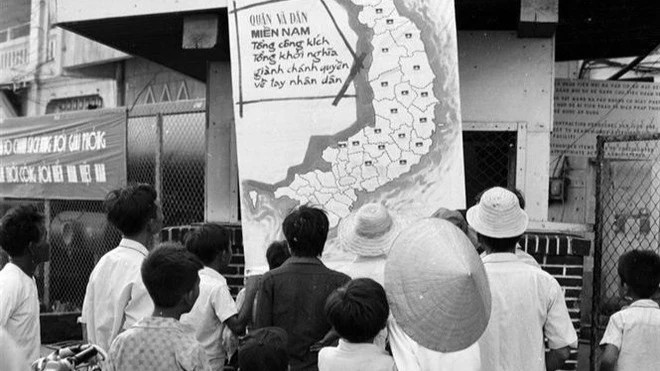 刚刚解放的平顺省潘切市人民在信息室观看战争地图上的胜利消息（1975年4月）。（图片来源：越通社）