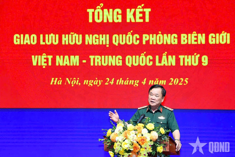 越共中央委员、中央军委常务委员、国防部副部长黄春战上将主持会议。（图片来源：人民军队报）
