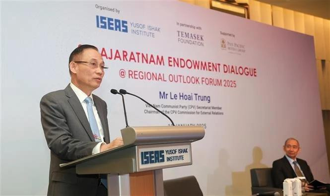 越共中央对外部部长黎怀忠在2025年拉惹勒南基金会对话会上发表讲话。（图片来源：越通社）