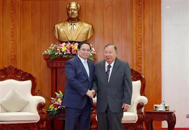 范明正总理在首都万象会见前老挝人民革命党中央委员会总书记、国家主席本扬·沃拉吉。