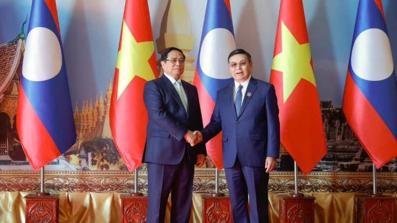越南政府总理范明正会见老挝国会主席赛宋蓬·丰威汉。