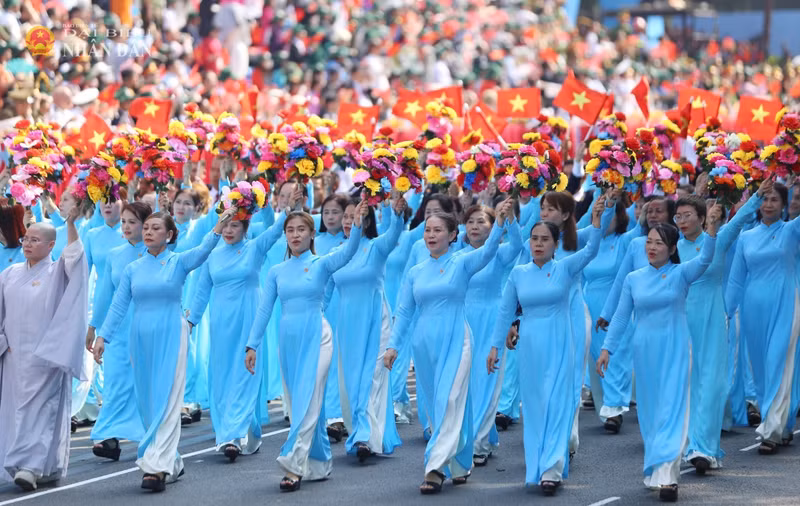 旅外越侨代表参加阅兵仪式。（图片来源：人民代表报）