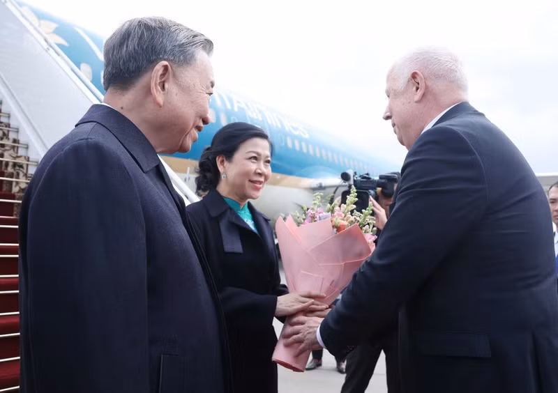 白俄罗斯政府副总理阿纳托利·西瓦克及多位政府官员到明斯克国际机场迎接苏林总书记及夫人一行。