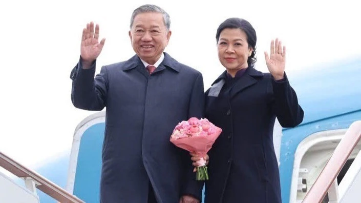 越共中央总书记苏林偕夫人吴芳璃乘专机离开首都莫斯科伏努科沃机场。（图片来源：越通社