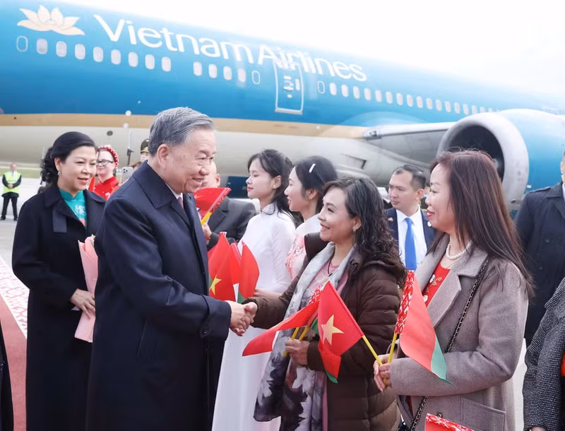 旅白越南人社群代表到明斯克国际机场迎接苏林总书记及夫人一行。