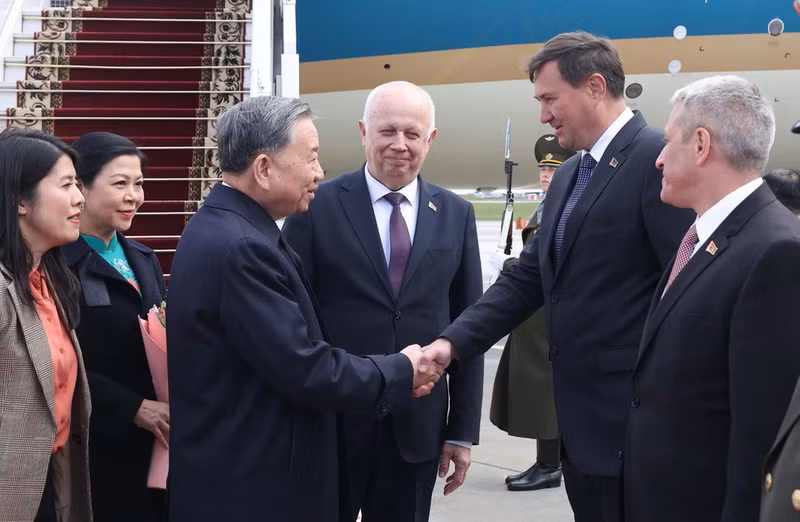 白俄罗斯副总理阿纳托利·西瓦克及多位政府官员到明斯克国际机场迎接苏林总书记及夫人一行。