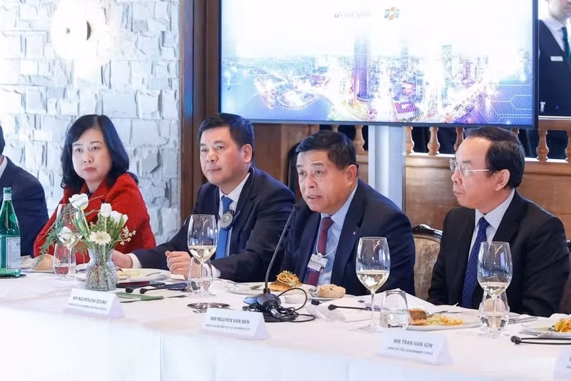 越南计划与投资部部长阮志勇出席会议并发表讲话。（图片来源：越通社）