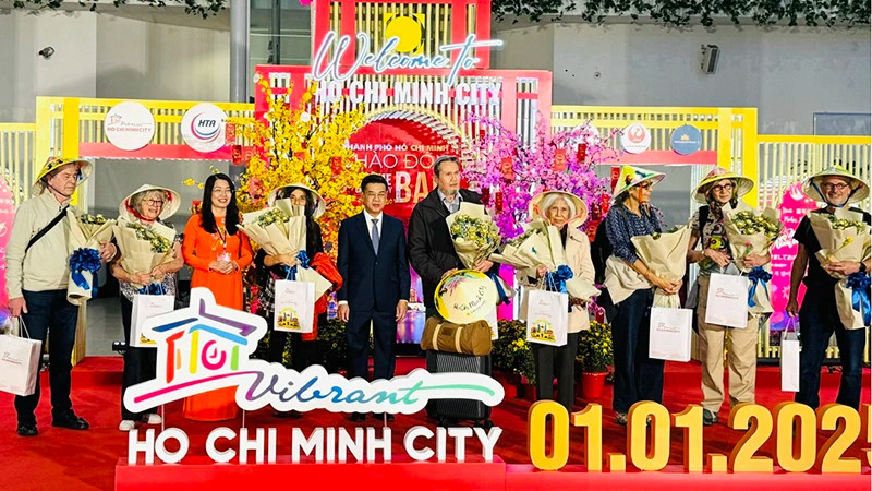胡志明市新年伊始迎来“冲喜”的首批旅游团。