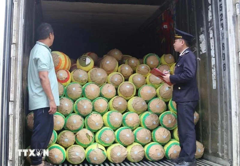 友谊口岸海关干部对出口产品进行检查。（图片来源：越通社）