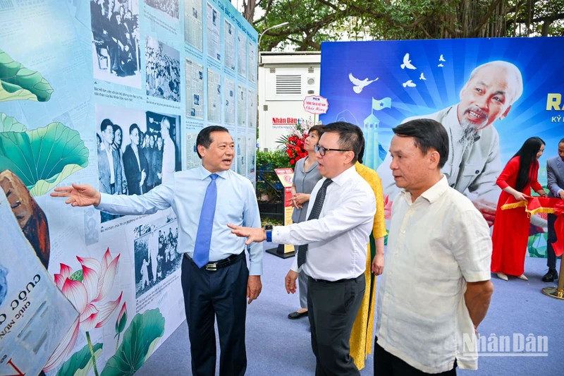 黎国明同志向各位代表介绍图片展。