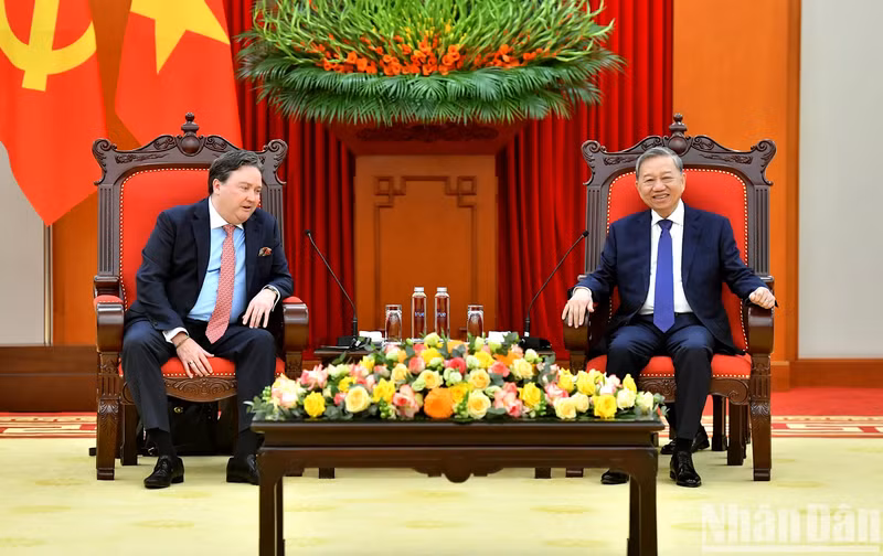 越共中央总书记苏林会见美国驻越大使马克·纳珀。