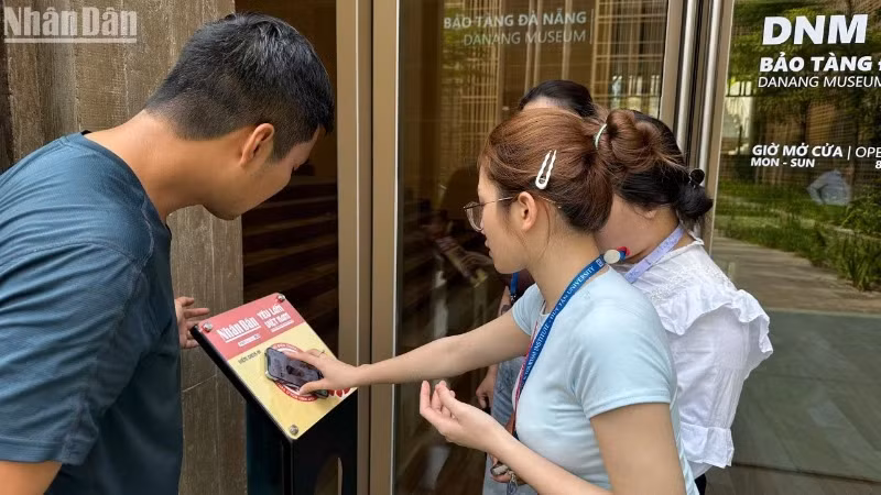 游客在岘港博物馆使用智能信息牌。