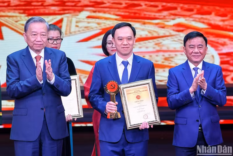 《人民报》社网络部副主任吴越英代表获奖作者组领取一等奖。
