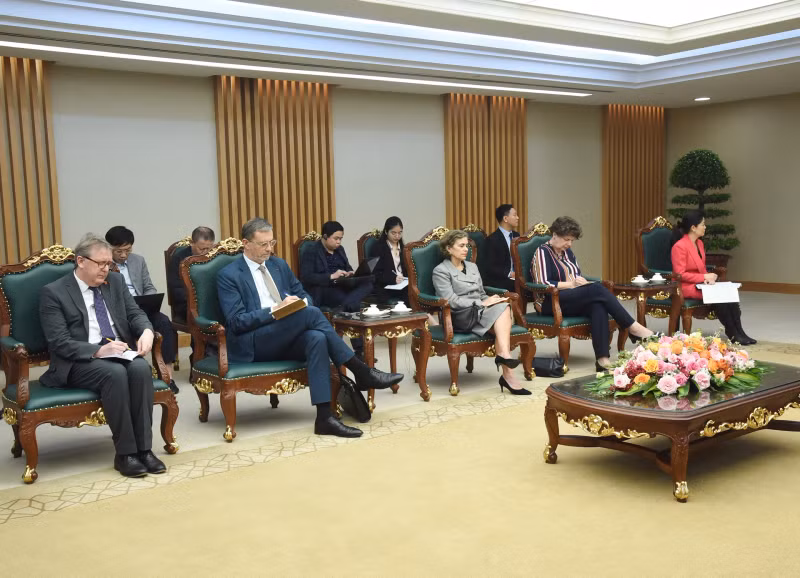 出席会见的空中客车代表团成员。