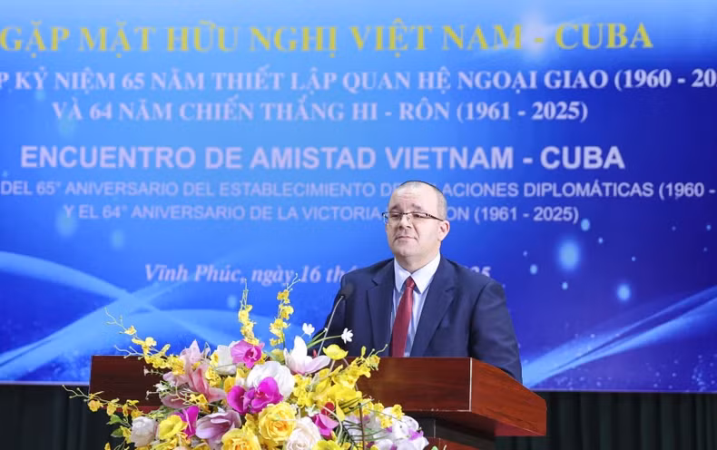 古巴驻越南副大使乔伊·普恩特斯·萨尔迪塞发表讲话。