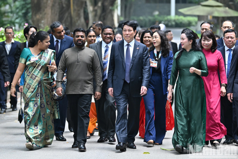 越南国家主席梁强与斯里兰卡总统共同探访胡志明主席故居。