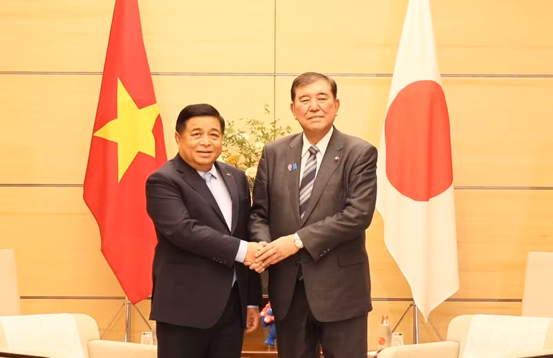 越南政府副总理阮志勇会见日本首相石破茂。（图片来源：VGP）