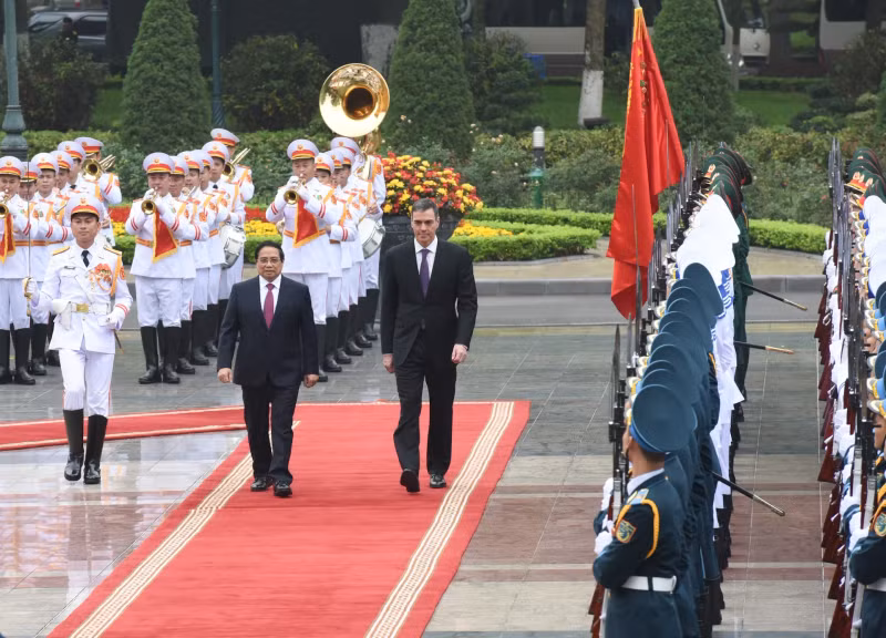 越南政府总理范明正和西班牙首相佩德罗·桑切斯检阅越南人民军仪仗队。