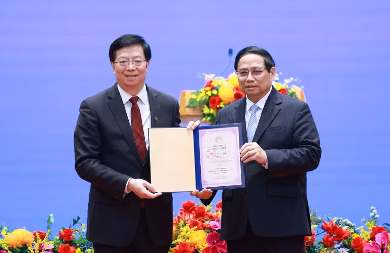 中国清华大学党委书记邱勇向范明正总理授予清华大学名誉教授称号。