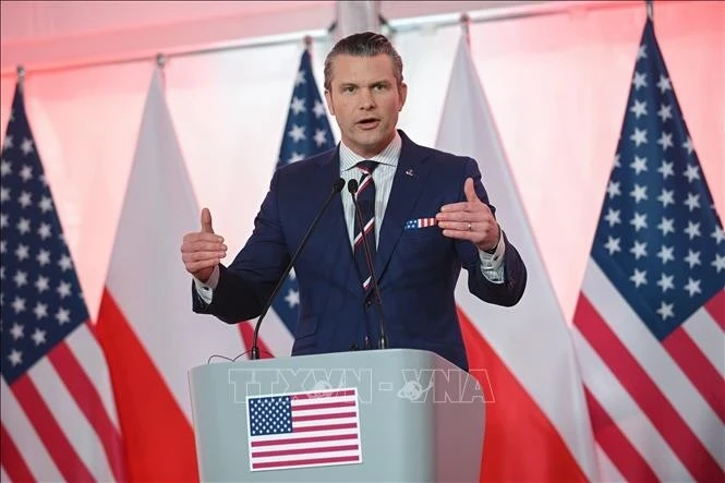 美国国防部长皮特·赫格塞斯发表讲话。（图片来源：越通社）