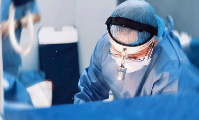 《白衣映长夜》再现有关医疗行业感人至深的故事。