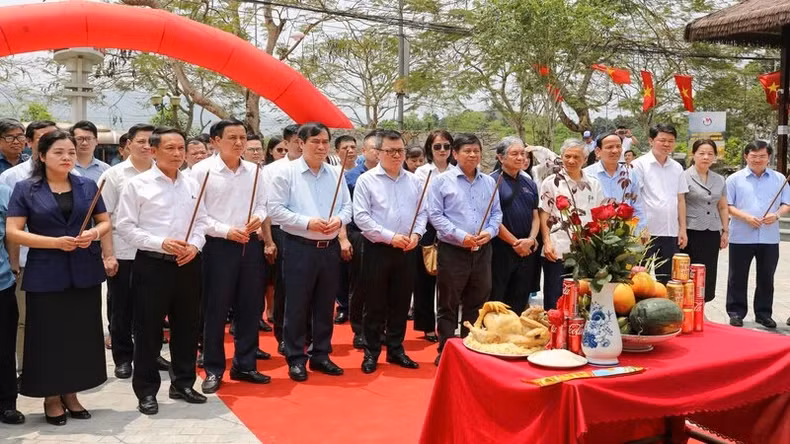 各位代表敬香缅怀黄叔抗新闻学校的各位学员。