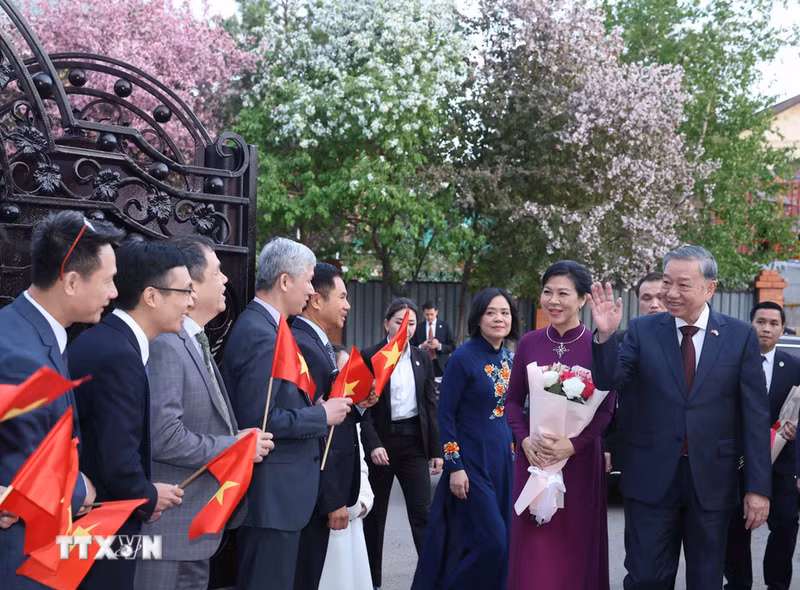 越共中央总书记苏林与夫人同越南驻哈萨克斯坦大使馆干部和工作人员。