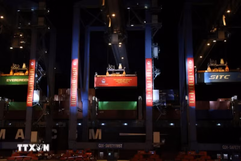 新港－吉来港除夕夜迎来7艘货船。（图片来源：越通社）