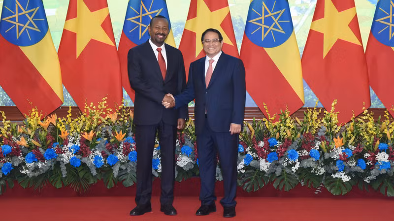 越南政府总理范明正（右）与埃塞俄比亚总理阿比·艾哈迈德·阿里。