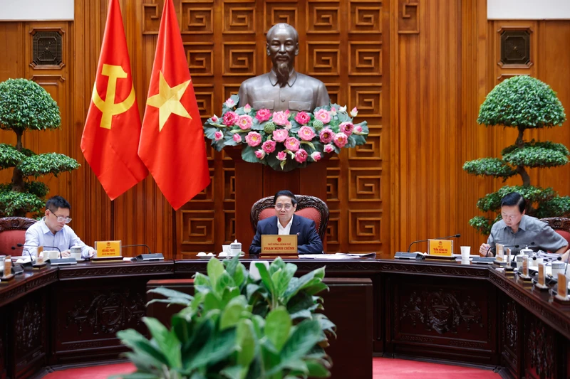 越南政府总理范明正主持召开政府常务委员会会议。（图片来源：VGP）