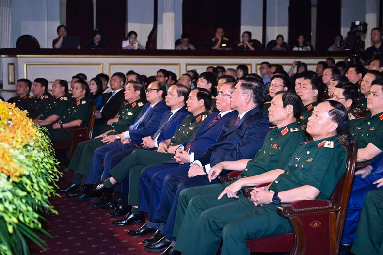 党、国家领导人出席颁奖仪式。