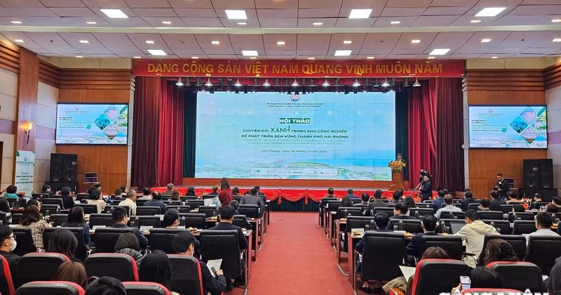 2025年3月底举办的“海防市引领绿色转型与可持续发展”研讨会。（图片来源：《公论报》）