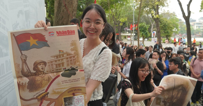 首批于4月26日上午收到特刊的读者们洋溢着喜悦之情。