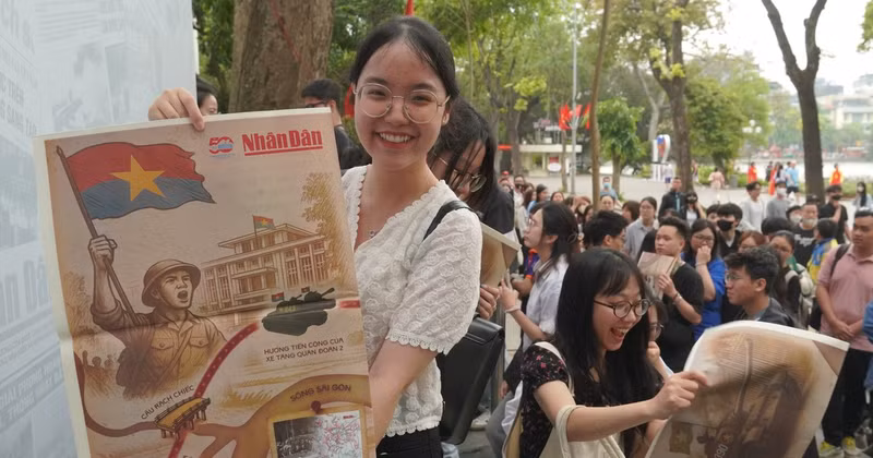 首批于4月26日上午收到特刊的读者们洋溢着喜悦之情。