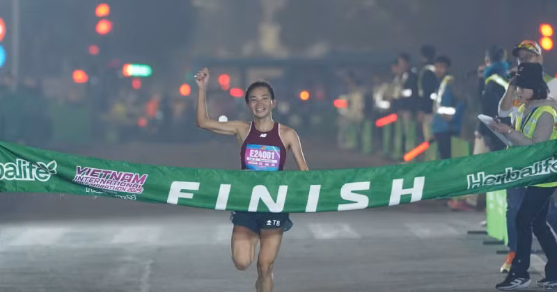 阮氏莺在2025年越南国际半程马拉松赛继续创下新纪录。（图片来源：越通社）