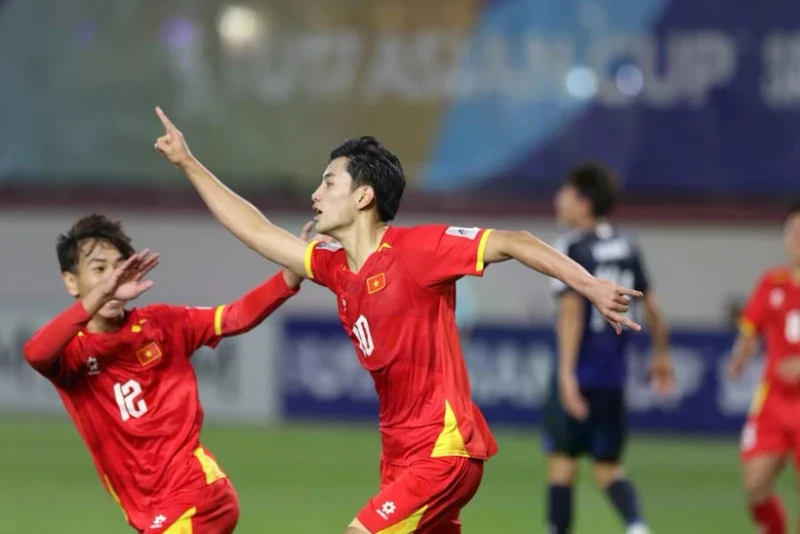 国家U17男子足球队球员参加训练活动。