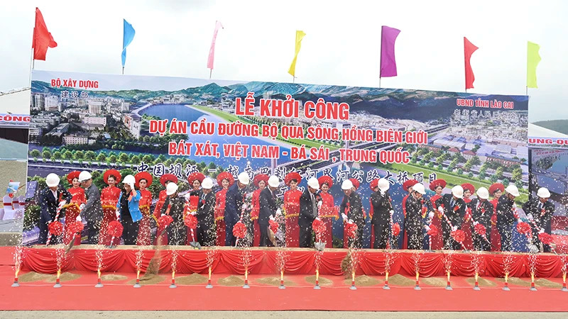 中国坝洒-越南巴刹红河界河公路大桥正式开工仪式。