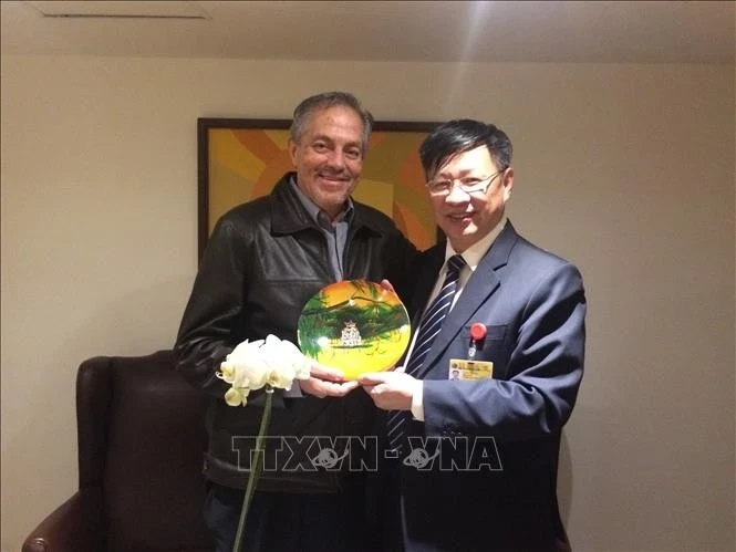越南共产党代表团2016年访问厄瓜多尔期间，原中央对外部副部长阮俊峰向厄瓜多尔公民革命党中央委员胡安·梅里盖·马丁内斯赠送礼物。（图片来源：越通社）