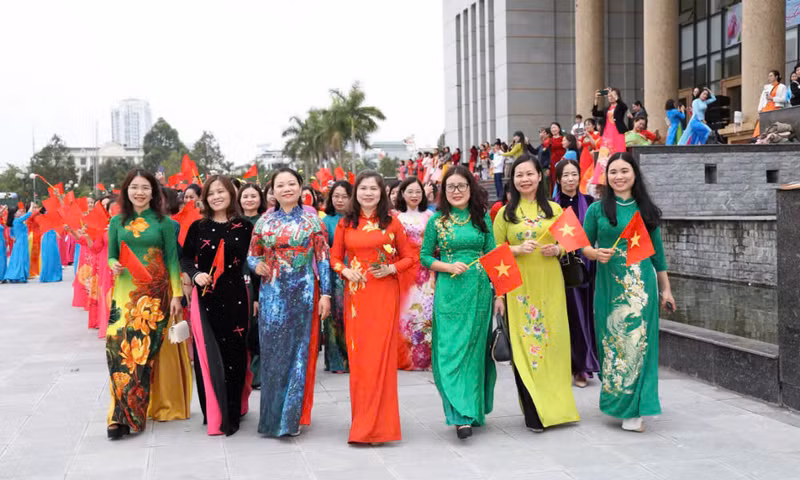 代表们一起参加奥黛活动演示。 代表们一起参加奥黛活动演示。