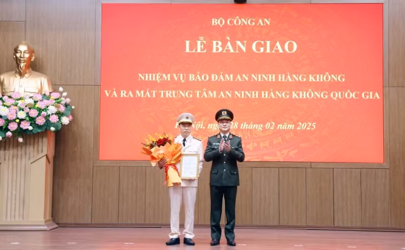 公安部副部长范世松中将宣布任命范黄蝶大校为国家航空安全中心主任的决定。 （图片来源：越通社）